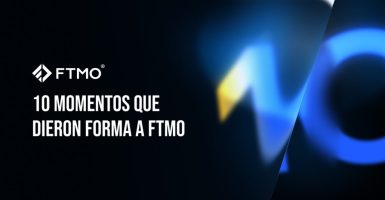 Imagen promocional de FTMO por el 10.º aniversario con el texto ‘10 momentos clave de la historia de FTMO’, logotipo de FTMO a la izquierda y elementos visuales en azul y amarillo en el fondo